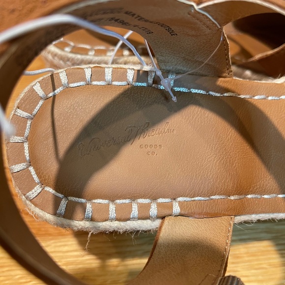Universal Thread Platform Sandals - Picture 4 of 4